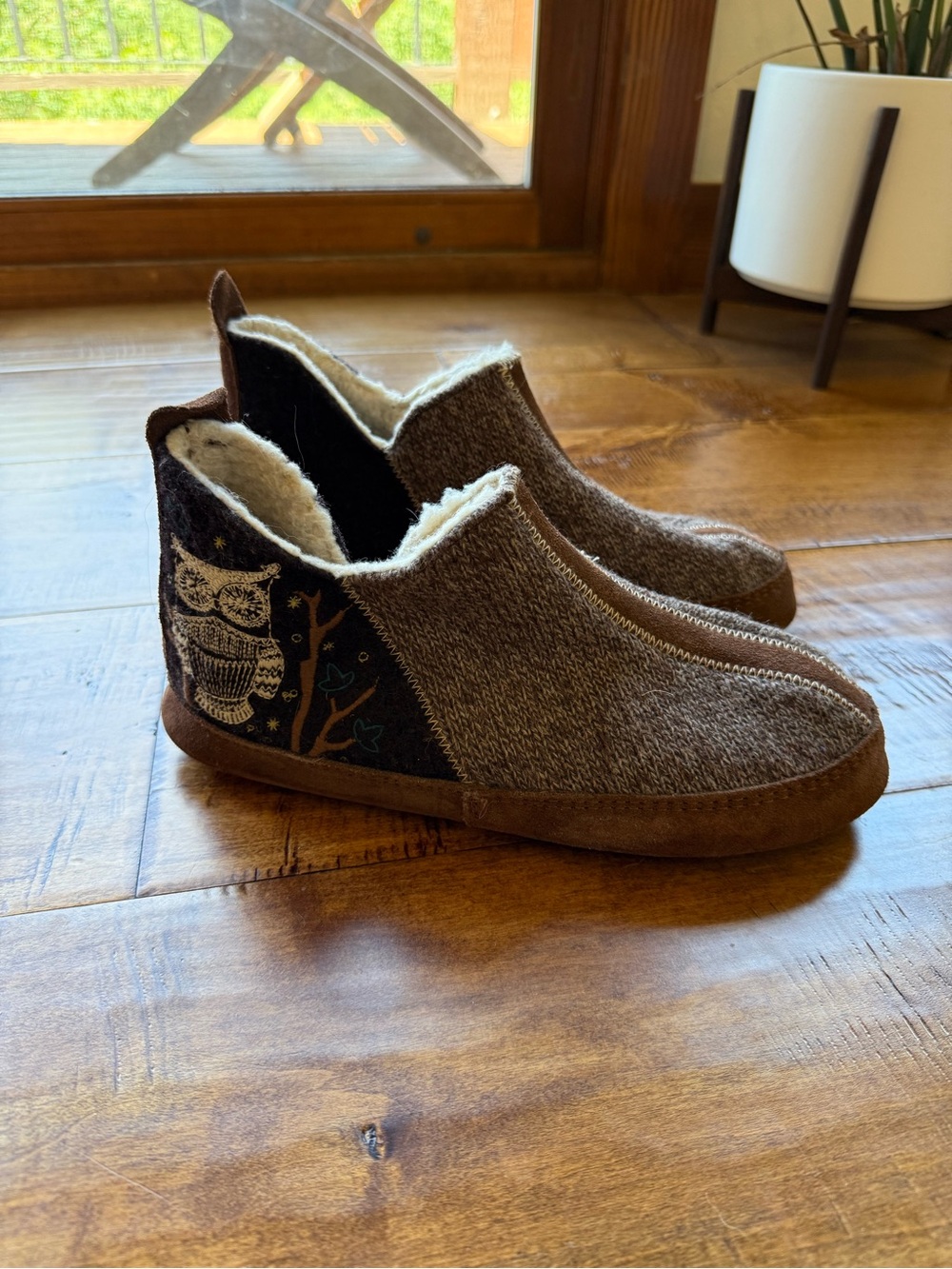 Acorn Black Women's Slip-On Soles with Textured Grip. Size 8/9
